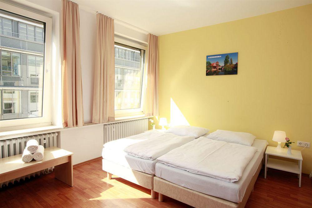 Hotel A&O Nuernberg Hauptbahnhof Norimberga Esterno foto